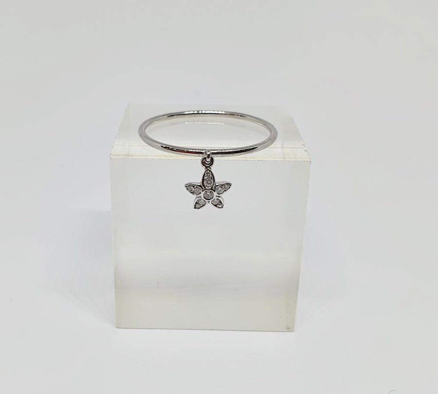 18 carat white gold Diamond Flower Ring